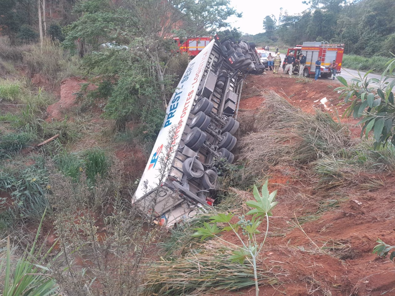 A explosao foi causada por um vazamento de gas na fabrica. A area foi evacuada rapidamente pelas equipes de emergencia. Felizmente, nao houve vitimas.
