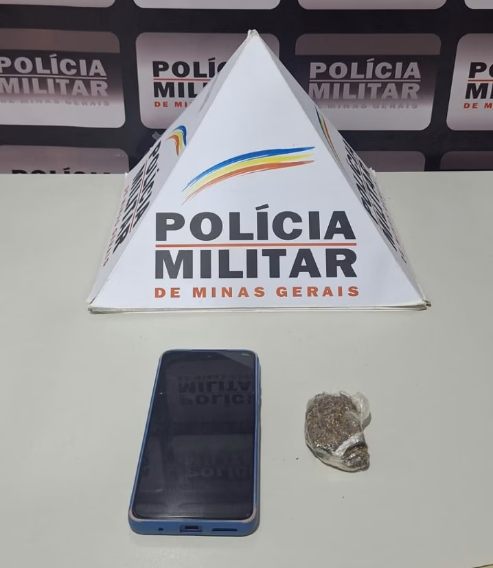 Ao realizar uma revista pessoal, os militares encontraram uma quantidade de maconha com a detida, além de confiscarem um telefone celular