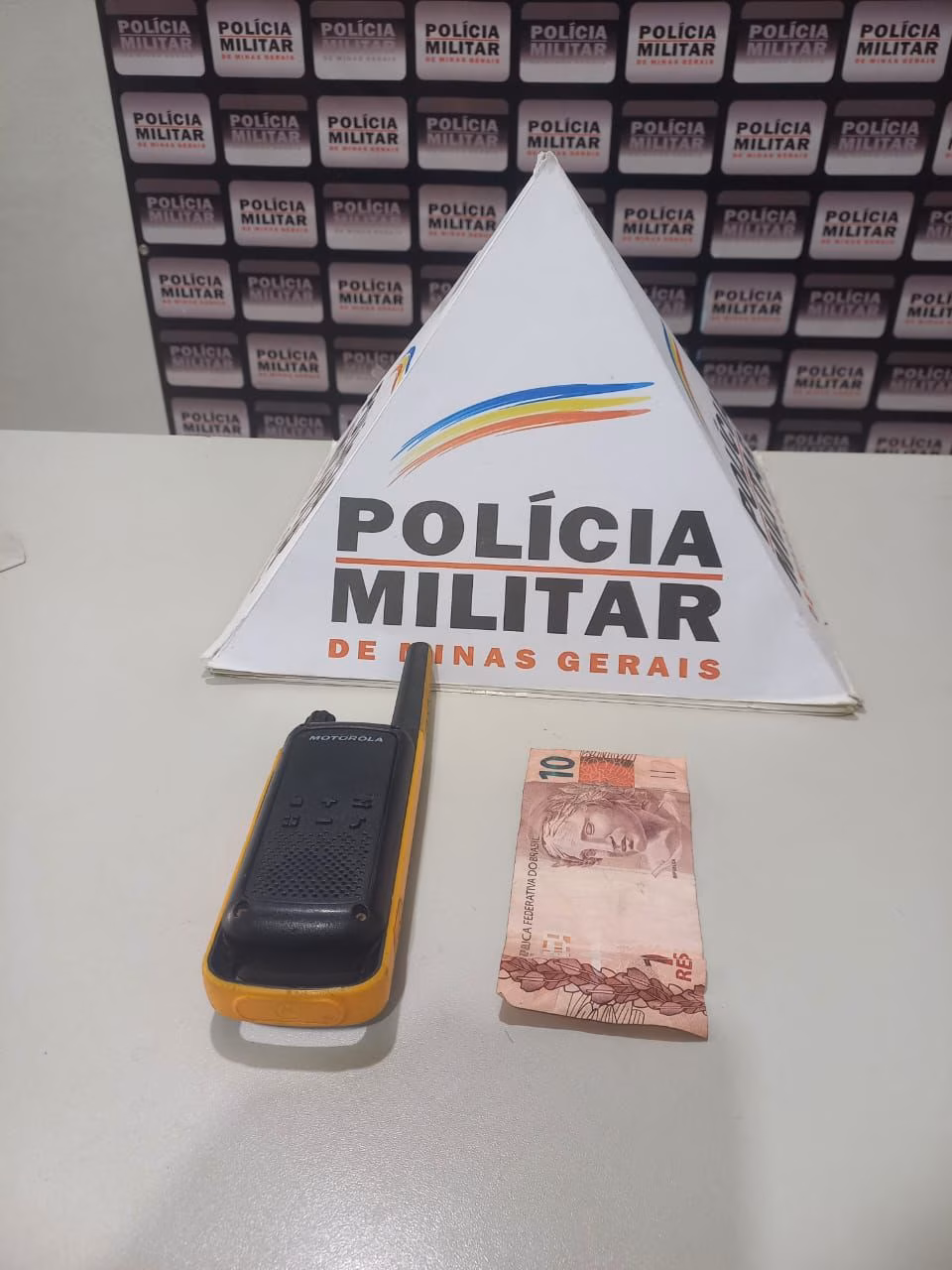 Em resposta a isso, deram início a investigações e conseguiram localizar o suspeito na rua Domingos do Livramento Barony