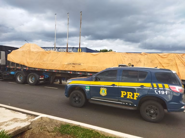 O semirreboque foi encaminhado a um pátio conveniado da polícia civil para exames periciais e trâmites legais