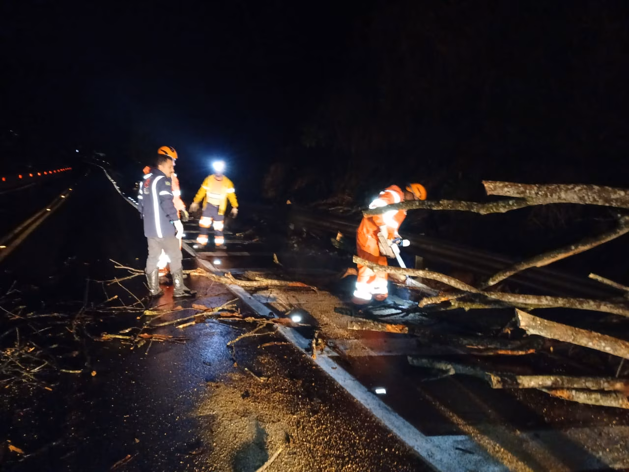 O bloqueio causou tráfego lento e afetou o fluxo de veículos na via