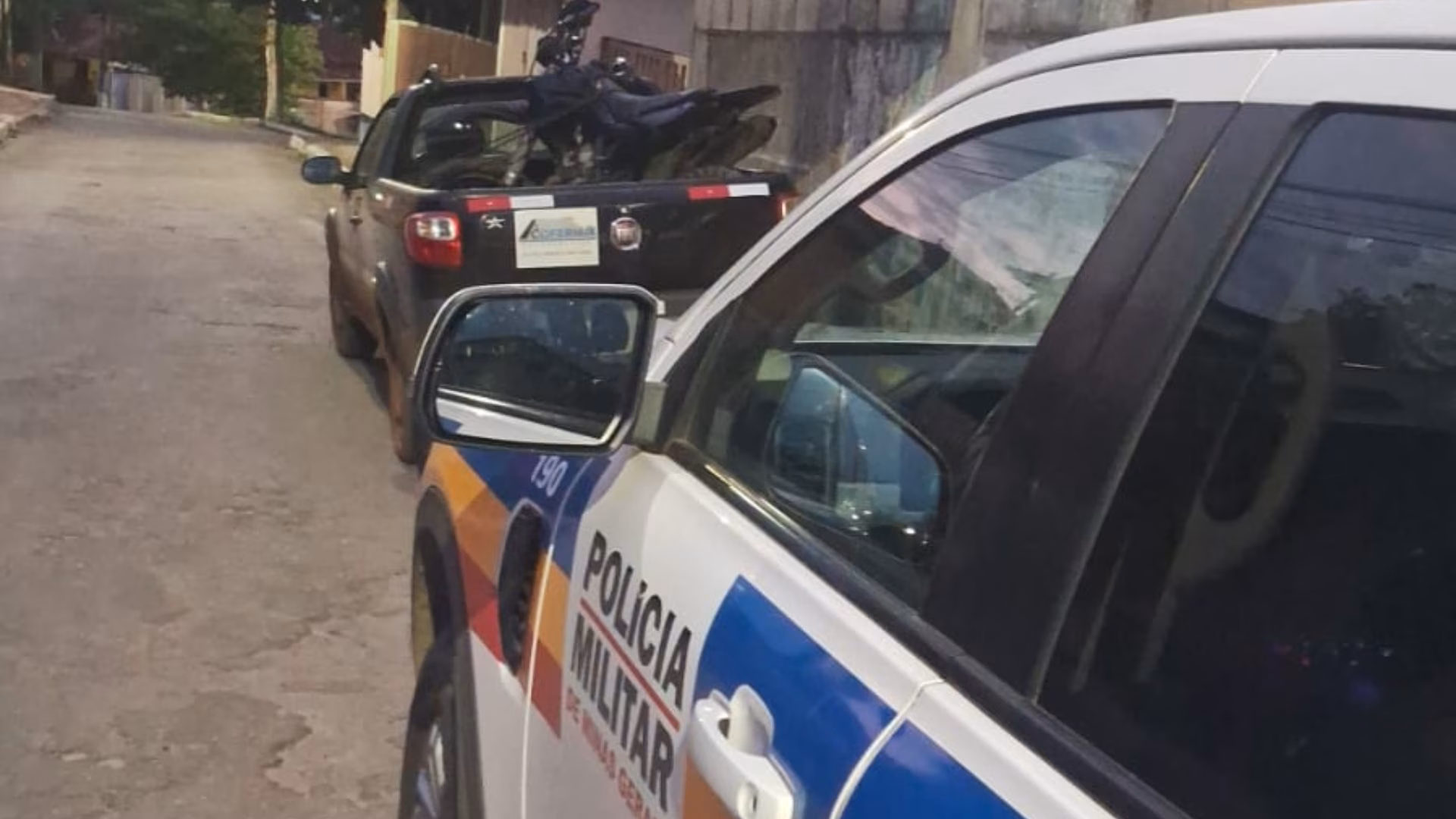 Durante a tentativa de fuga, a corrente da moto se partiu, obrigando o suspeito a deixar o veículo para trás e fugir a pé, mas ele acabou sendo capturado pelos militares