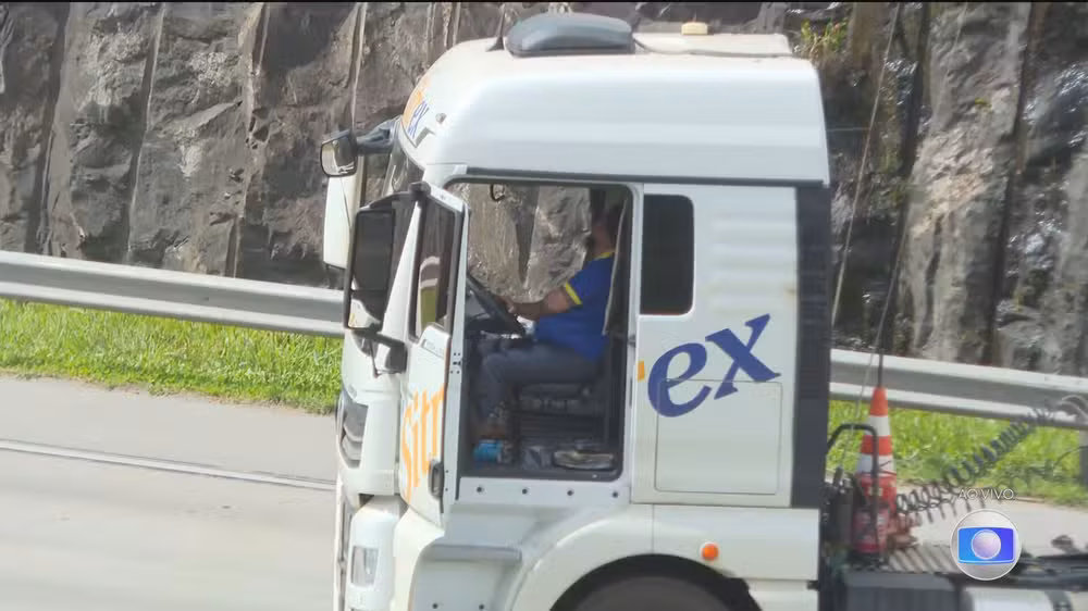 Caminhoneiro com possível artefato explosivo instalado no veículo bloqueia o Rodoanel Mario Covas nesta quarta (12), na altura de Itapecerica da Serra, na Grande SP