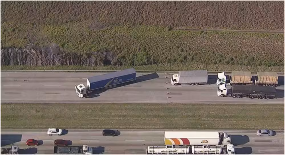 Caminhoneiro abandona carreta atravessada no Rodoanel em Itapecerica, na Grande SP