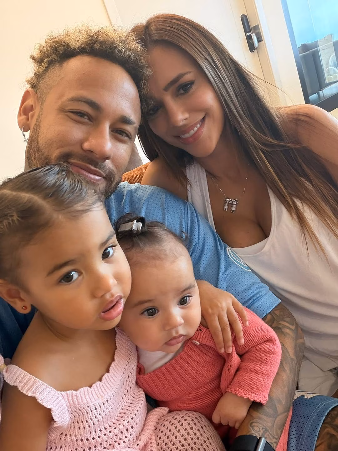 Neymar Jr. com Bruna Biancardi e as filhas Mavie e Mel