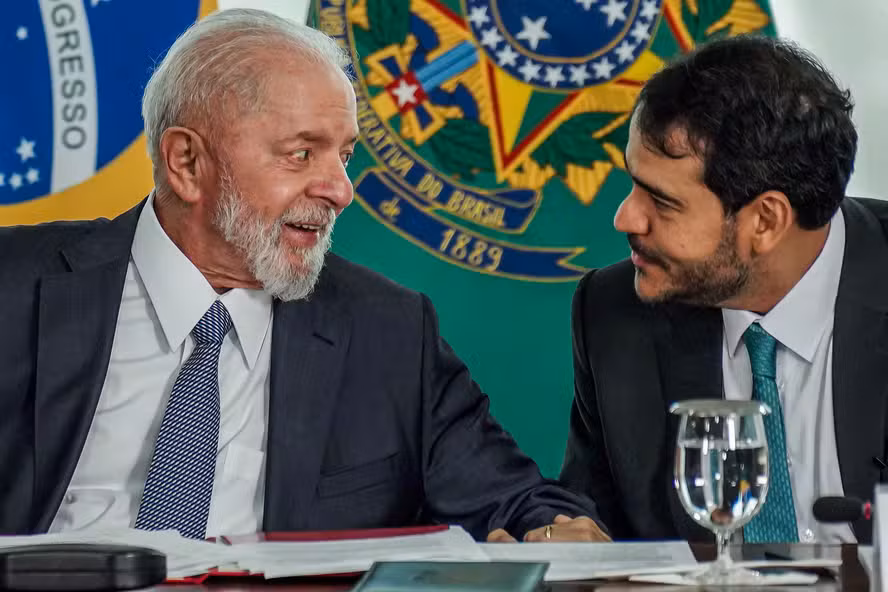 O presidente Luiz Inácio Lula da Silva dialoga com Jorge Messias, em junho de 2024