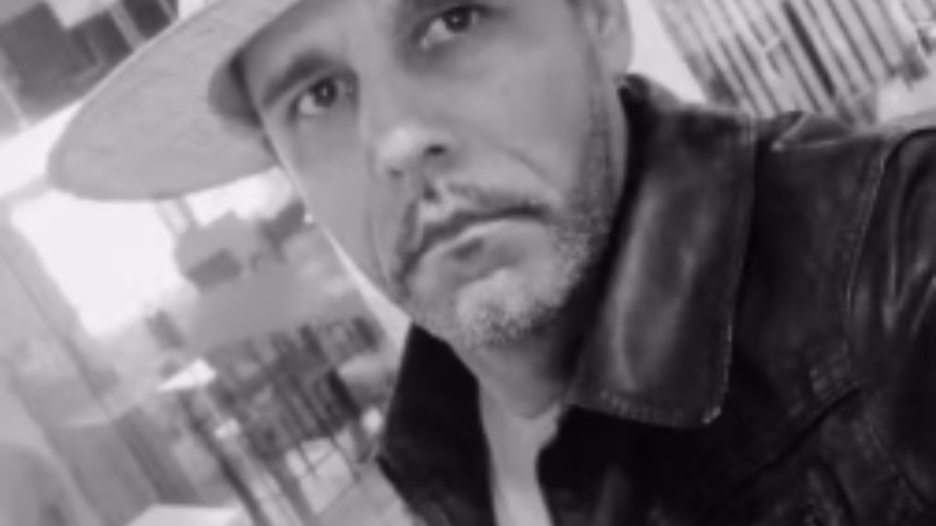 A perícia constatou três perfurações no corpo da vítima: uma no peito, outra no antebraço direito, com entrada e saída, e a terceira na lateral da cabeça; nenhum estojo de munição foi localizado na cena do crime