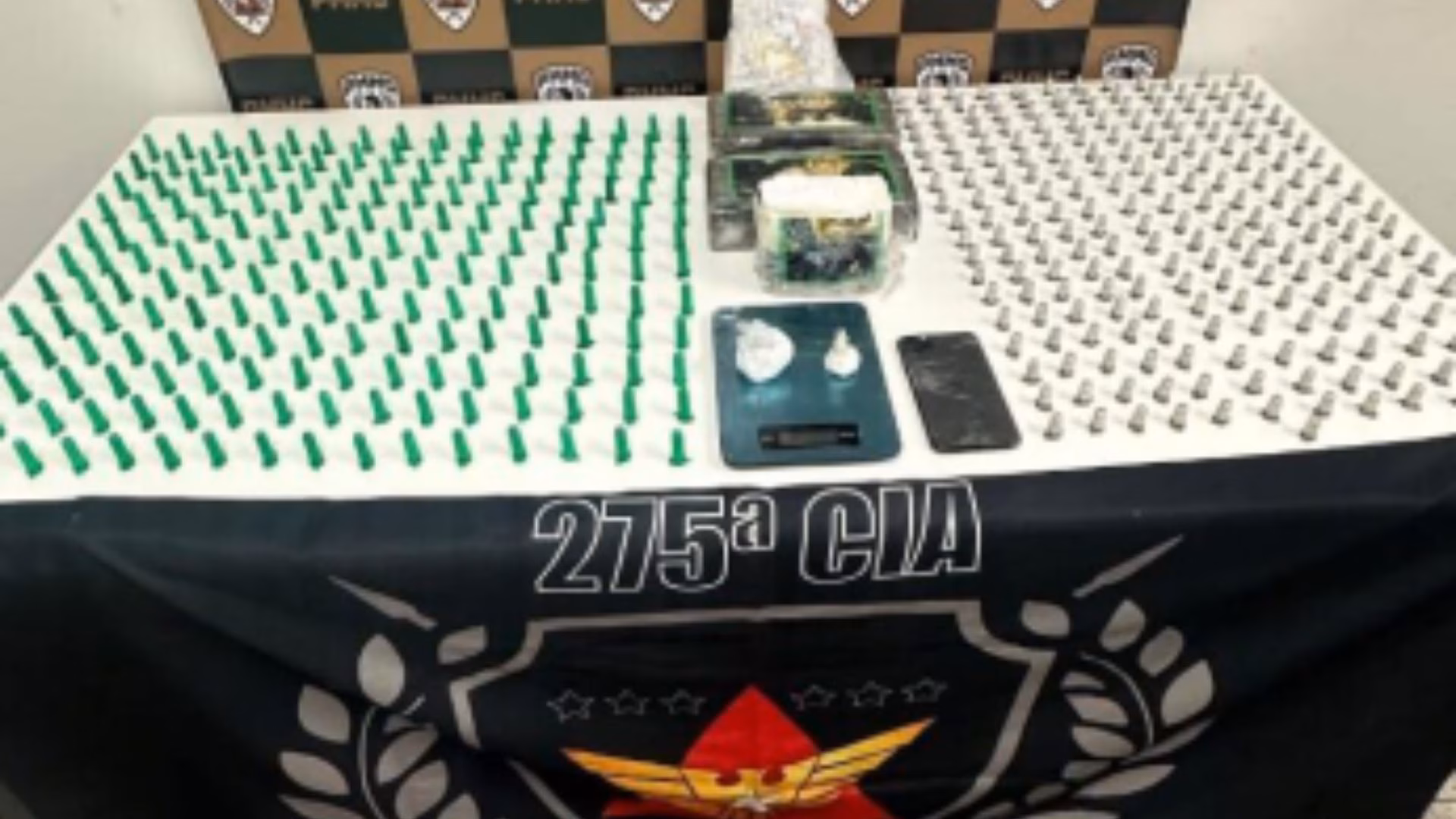 A polícia também apreendeu uma balança de precisão e um telefone celular, que teriam sido usados para dar suporte à atividade criminosa