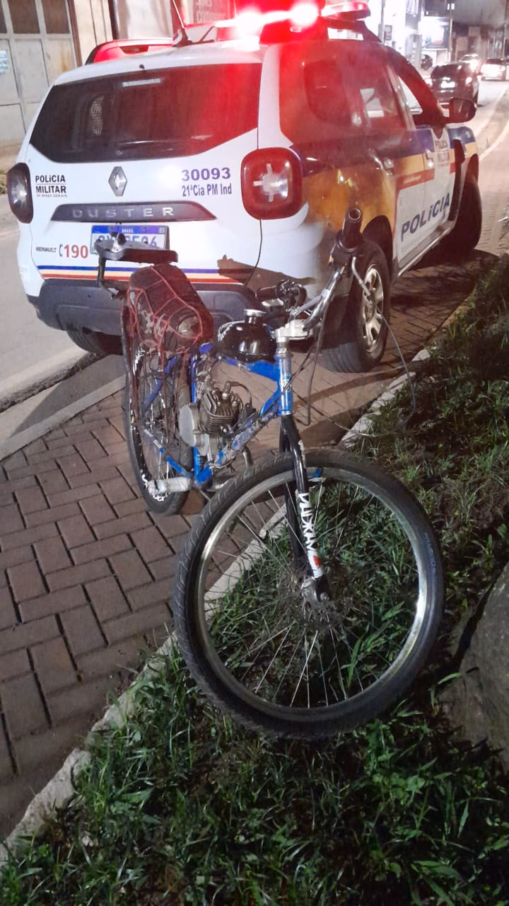 Após a abordagem, a bicicleta foi apreendida para as devidas medidas legais, enquanto o menor foi dispensado no próprio local