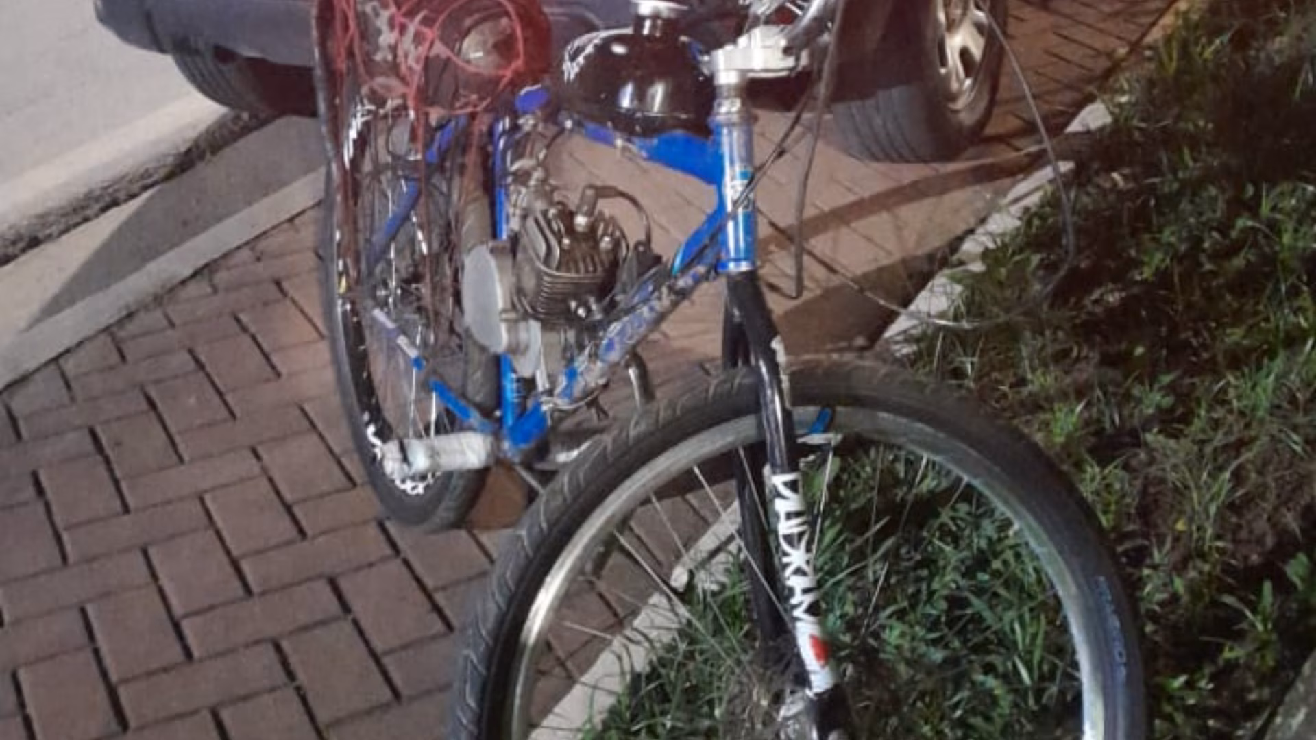 Após a abordagem, a bicicleta foi apreendida para as medidas legais cabíveis, enquanto o menor foi dispensado no próprio local