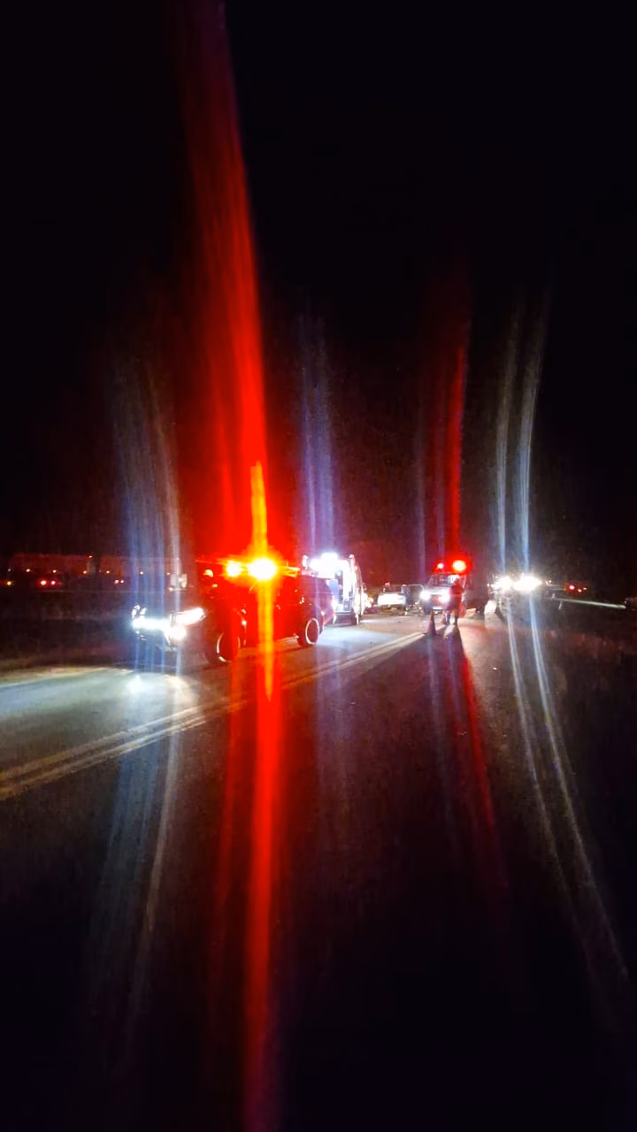 O fluxo na rodovia ficou lento durante o atendimento, mas a via foi parcialmente liberada após a atuação das equipes no local