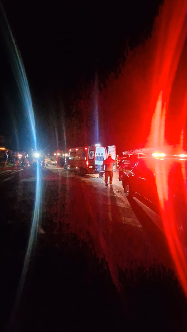 O tráfego na rodovia ficou lento durante o atendimento, mas a via foi parcialmente liberada após a atuação das equipes no local