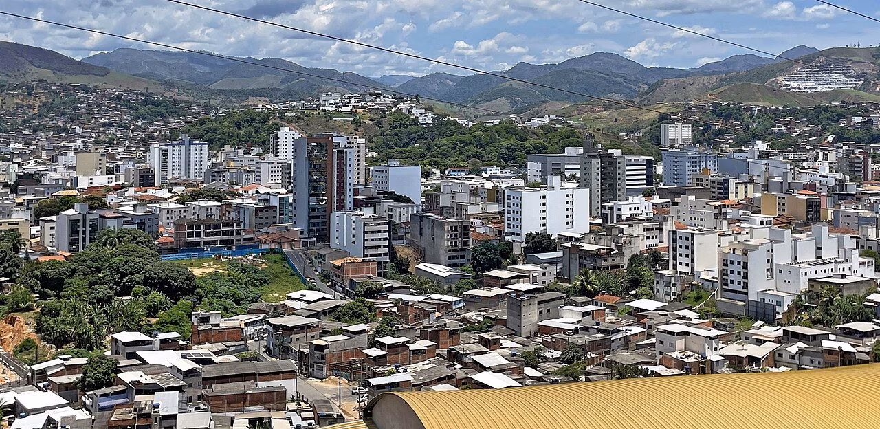 Segundo ela, o homem apareceu no portão, a ameaçou de morte e jogou uma pedra que atingiu sua perna, causando um ferimento leve; depois fugiu em uma motocicleta