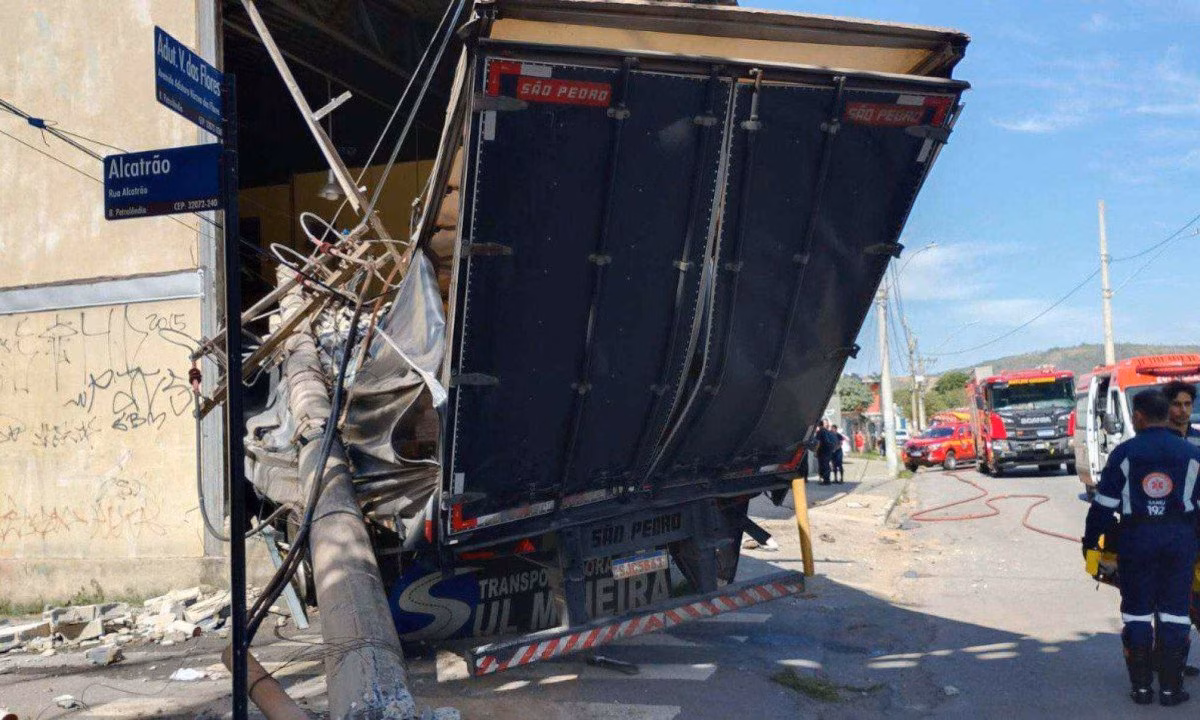 Com a rede elétrica danificada, os bombeiros acionaram a Cemig para assegurar a área e restabelecer o fornecimento de energia