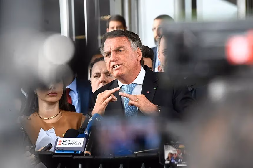 O ex-presidente Jair Bolsonaro concede entrevista a jornalistas