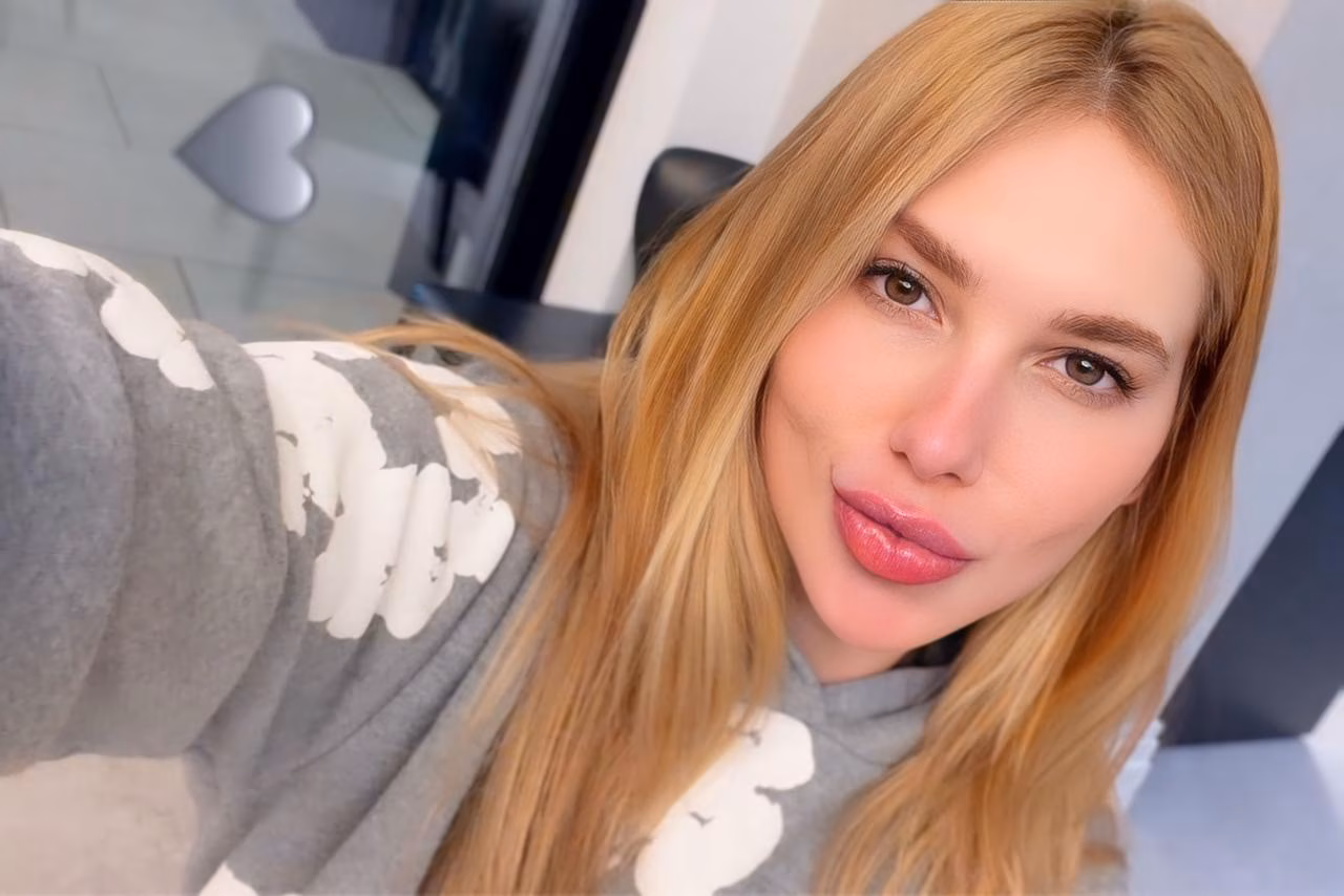 Virginia Fonseca no saguão do aeroporto