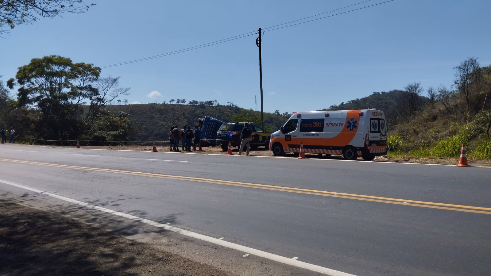 Durante o atendimento, a passagem de veículos seguiu parcialmente liberada no trecho