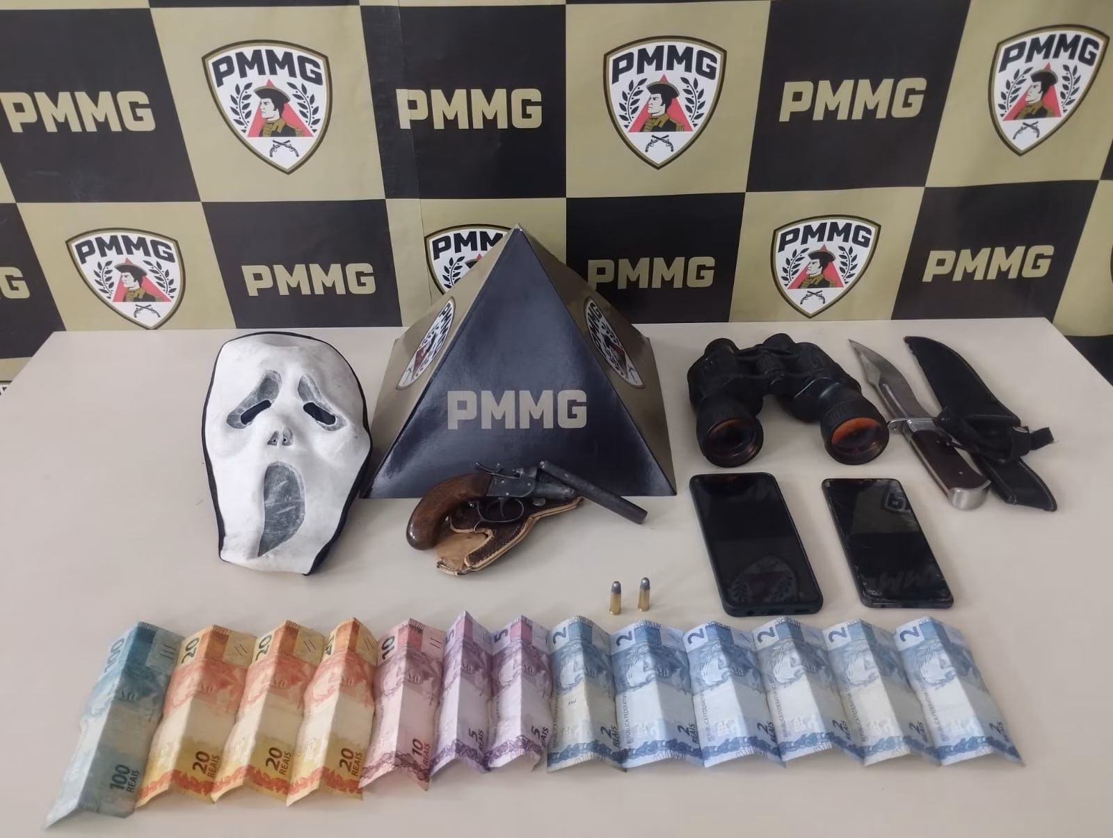 As equipes chegaram ao endereço e abordaram um dos suspeitos justamente quando ele saía do veículo