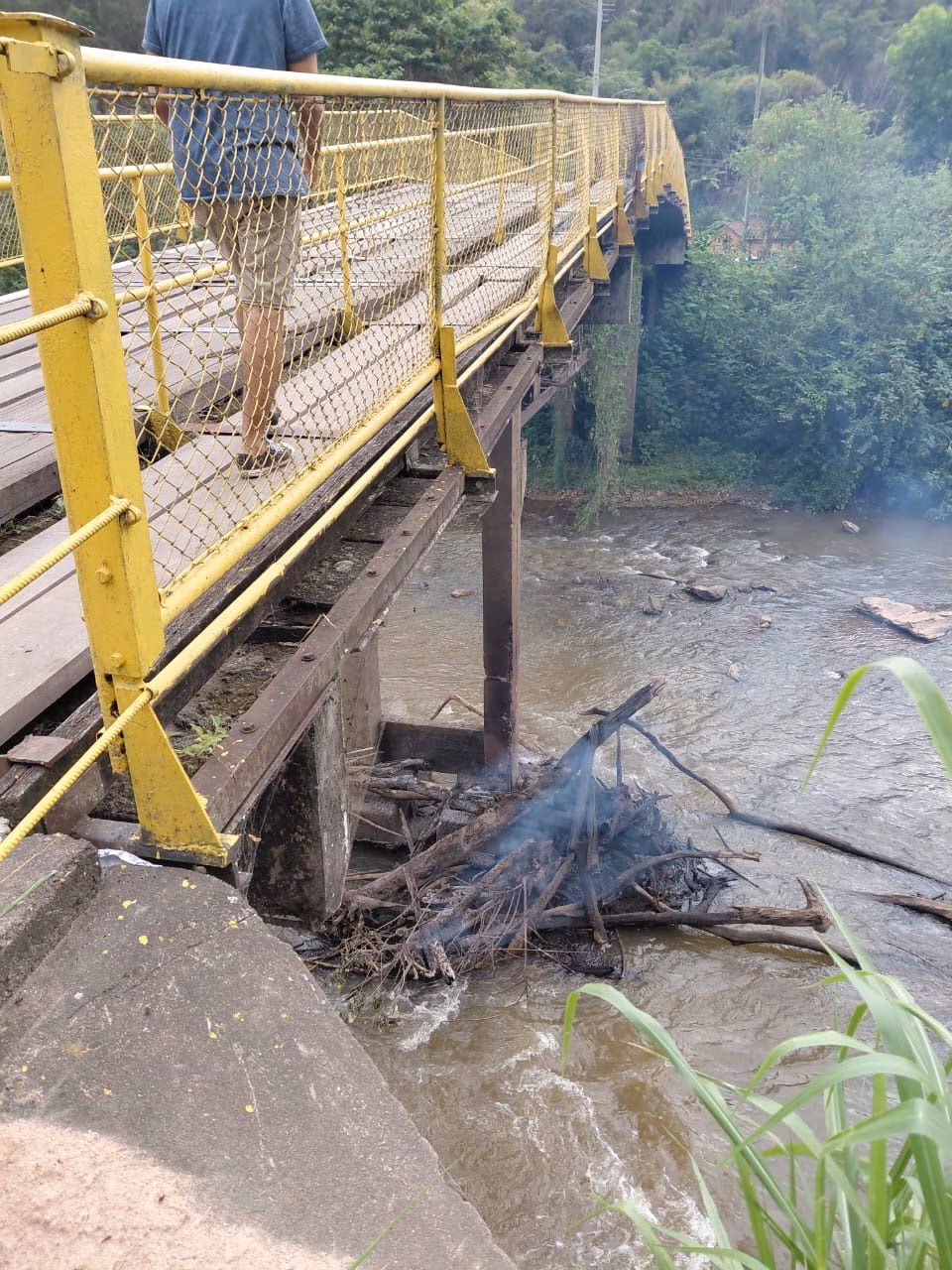 Depois, pedaços já em chamas caíram sobre restos de madeira acumulados nas rochas sob a estrutura, o que fortaleceu o fogo e fez o incêndio se alastrar