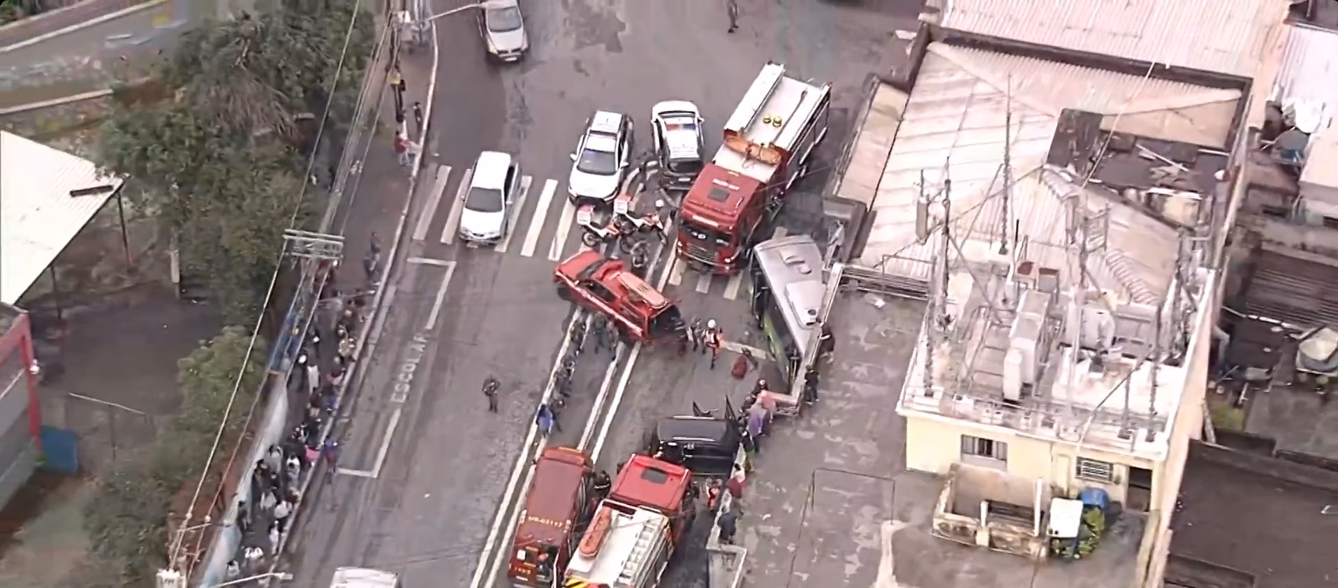Pelo menos quatro pessoas ficaram feridas, duas delas atendidas e encaminhadas ao Hospital do Mandaqui