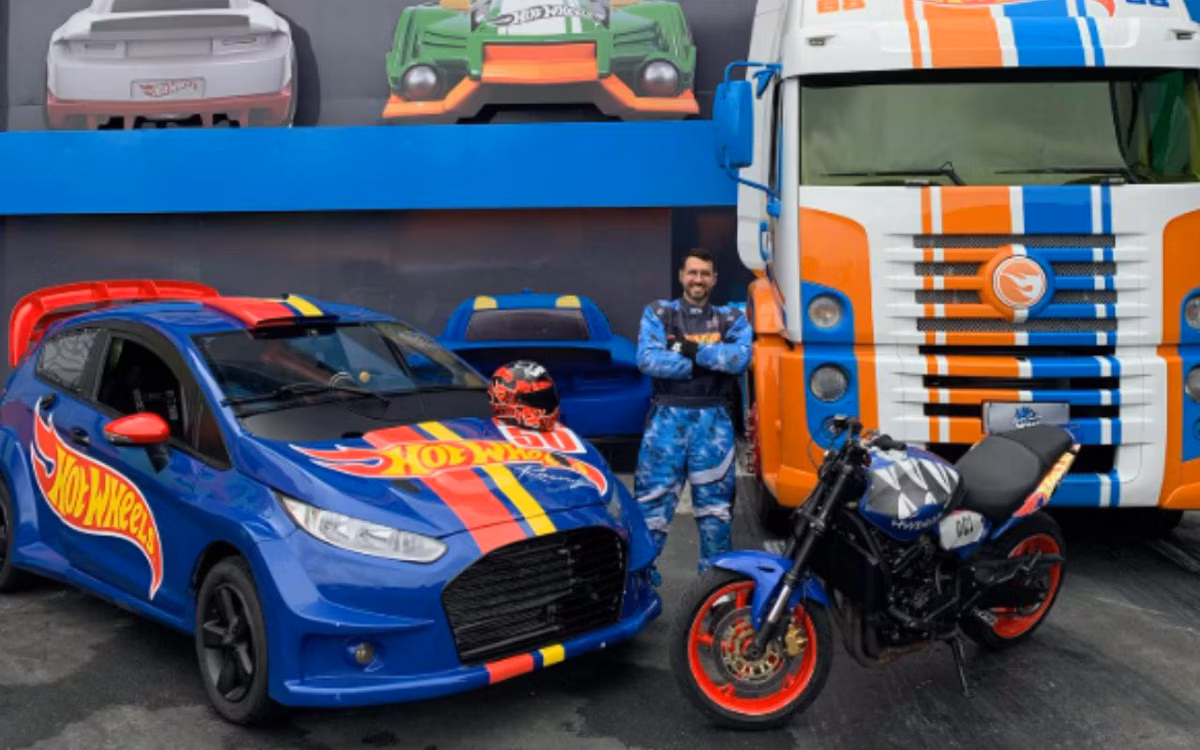 Lurrique Ferrari conduzia uma moto na atração Hot Wheels Epic Show quando sofreu uma batida na cabeça ao atingir uma rampa