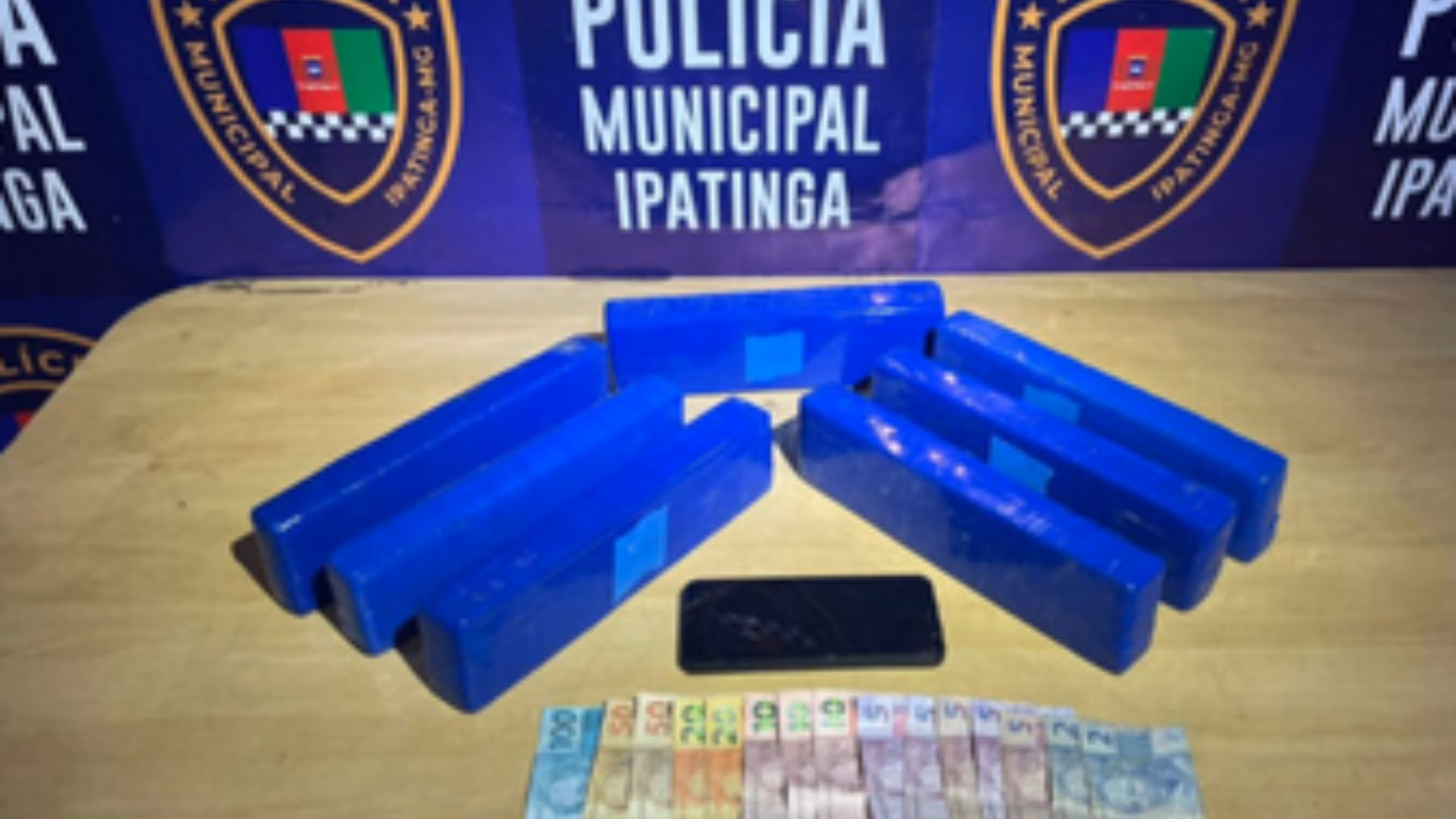 Ao perceber a aproximação da equipe, o menor avançou com a moto na direção de um dos militares, perdeu o controle do veículo e acabou caindo