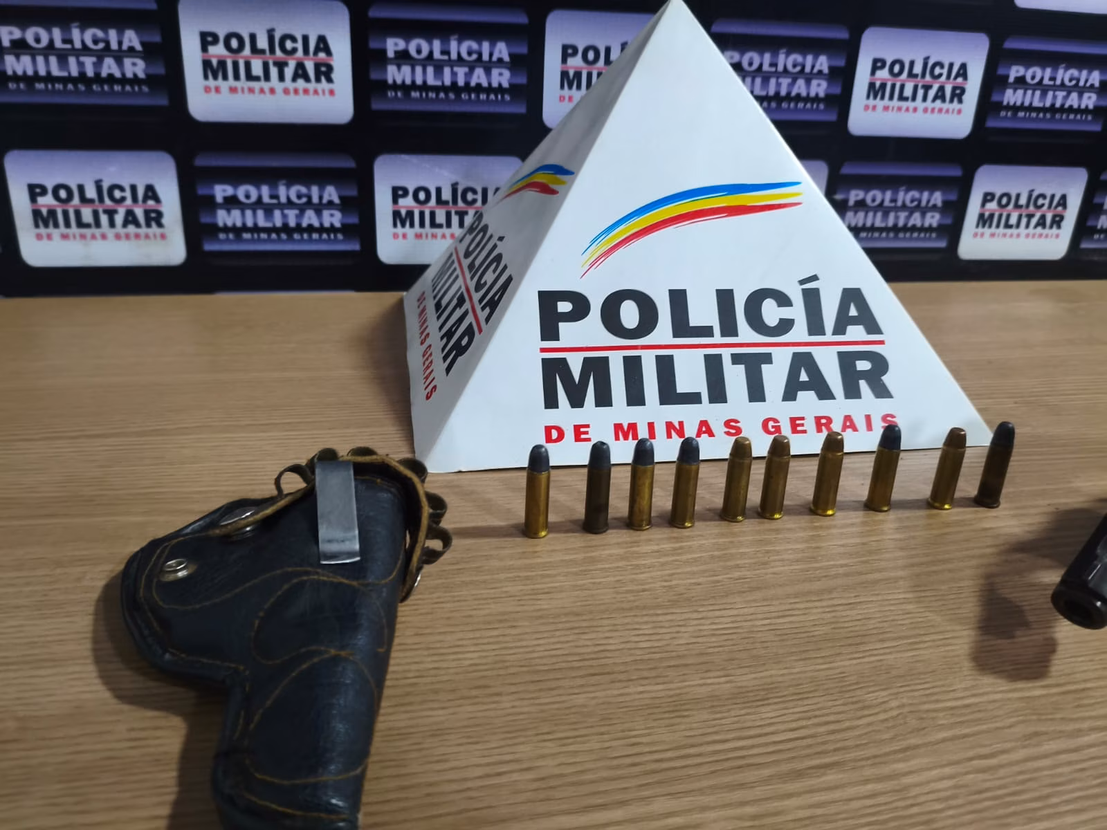 Diante da situação, o homem foi preso em flagrante e levado à Delegacia de Polícia Civil, junto com todo o material apreendido