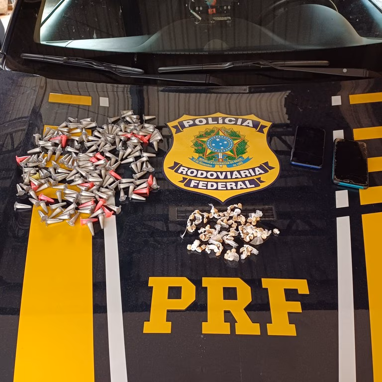 Durante a revista pessoal do outro passageiro, os policiais localizaram mais três pinos de cocaína no bolso da bermuda