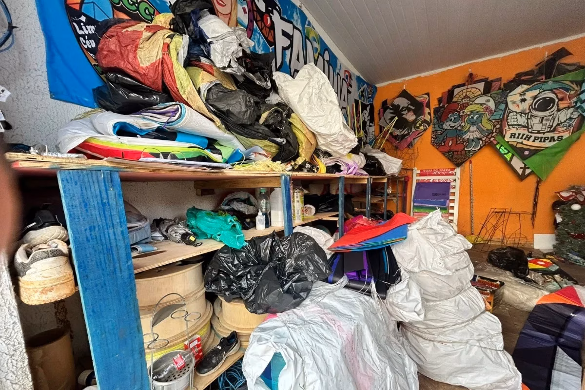 Além dos mandados de busca e apreensão, a Justiça de São Paulo ordenou a suspensão e o bloqueio das contas e páginas usadas pelos investigados