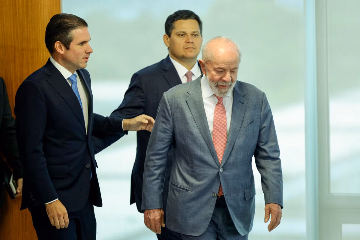 O presidente Luiz Inácio Lula da Silva durante reunião com o presidente do Senado, Davi Alcolumbre, e o presidente da Câmara dos Deputados, Hugo Motta