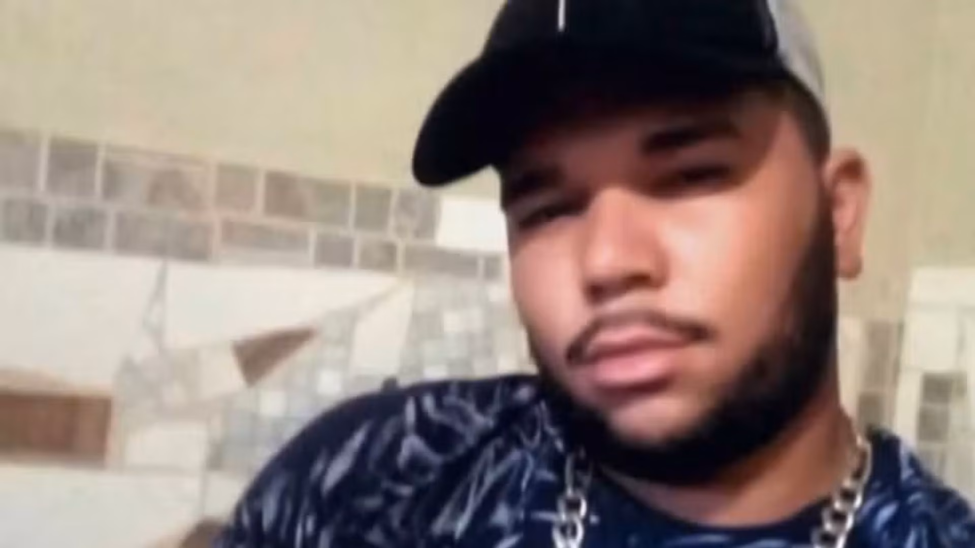 Após uma breve discussão entre o motociclista e o motorista, ambos seguiram viagem

Mais tarde, na altura do quilômetro 28, o mesmo motociclista estaria parado no acostamento da rodovia e surpreendeu o carro com vários disparos de arma de fogo