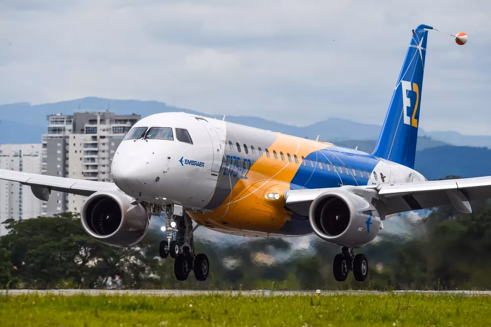 Jato comercial Embraer E175-E2 em São José dos Campos em imagem de arquivo