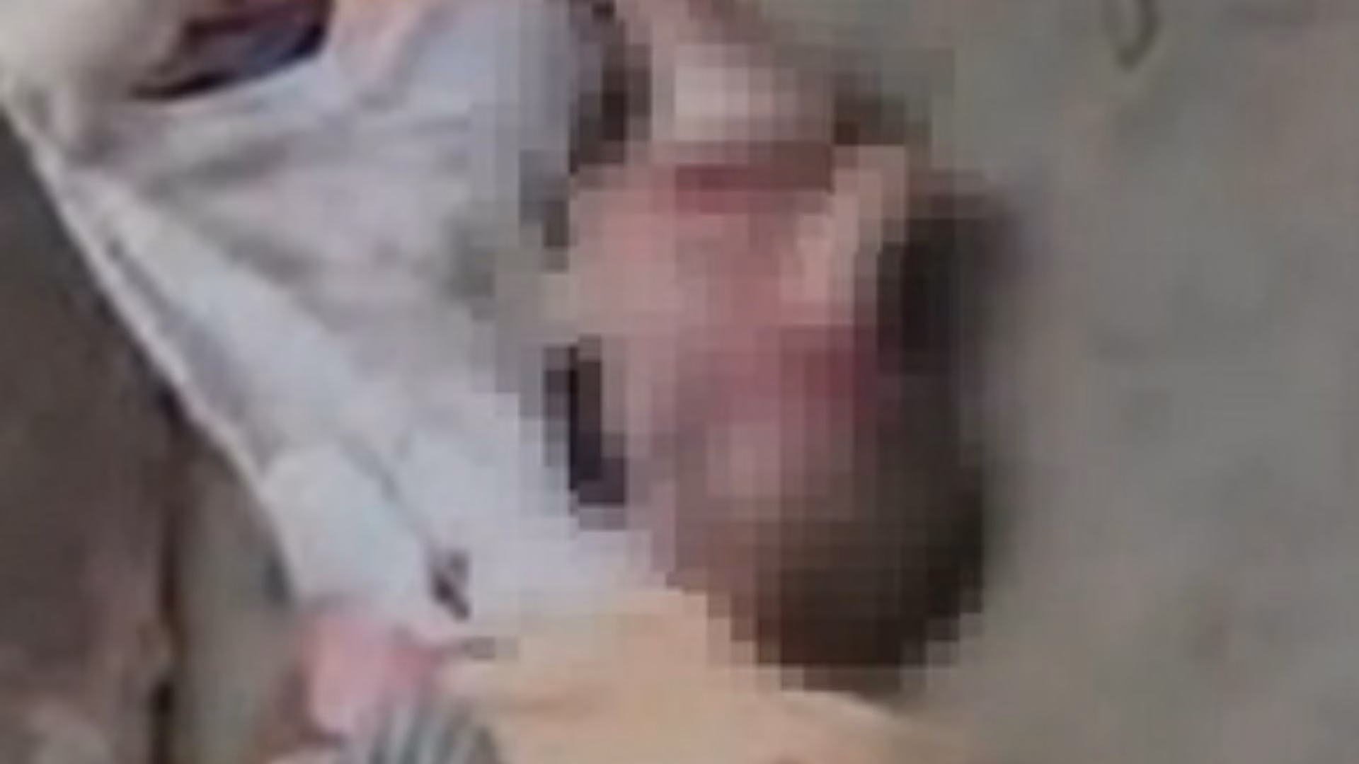 Por alguns minutos, pedestres seguem em frente normalmente pelo local, até que alguém percebe algo estranho e resolve conferir o que há dentro da sacola