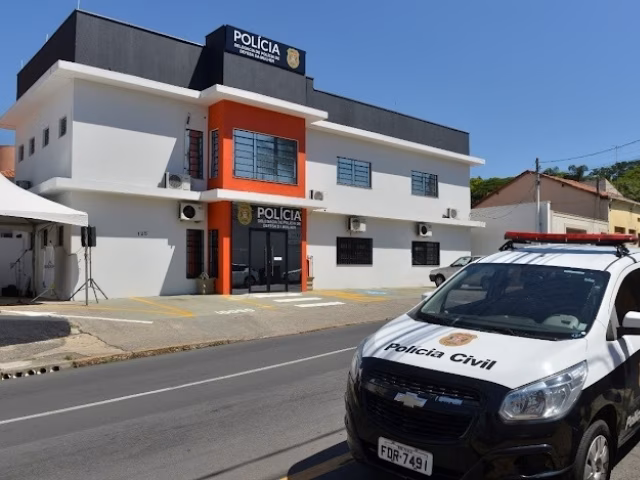 Conforme registrado no boletim de ocorrência, as fotos acumulavam milhares de curtidas e exibiam as meninas vestindo o uniforme escolar