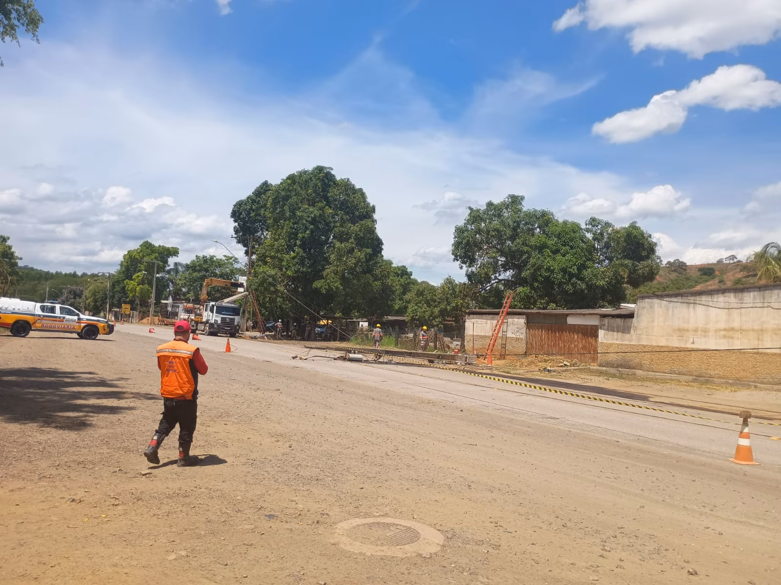 Apoiadores de Donald Trump reagem do lado de fora da Suprema Corte dos EUA enquanto os juízes avaliam a possibilidade de sua exclusão das cédulas eleitorais em julgamento nesta quinta-feira, 8 de fevereiro, em Washington