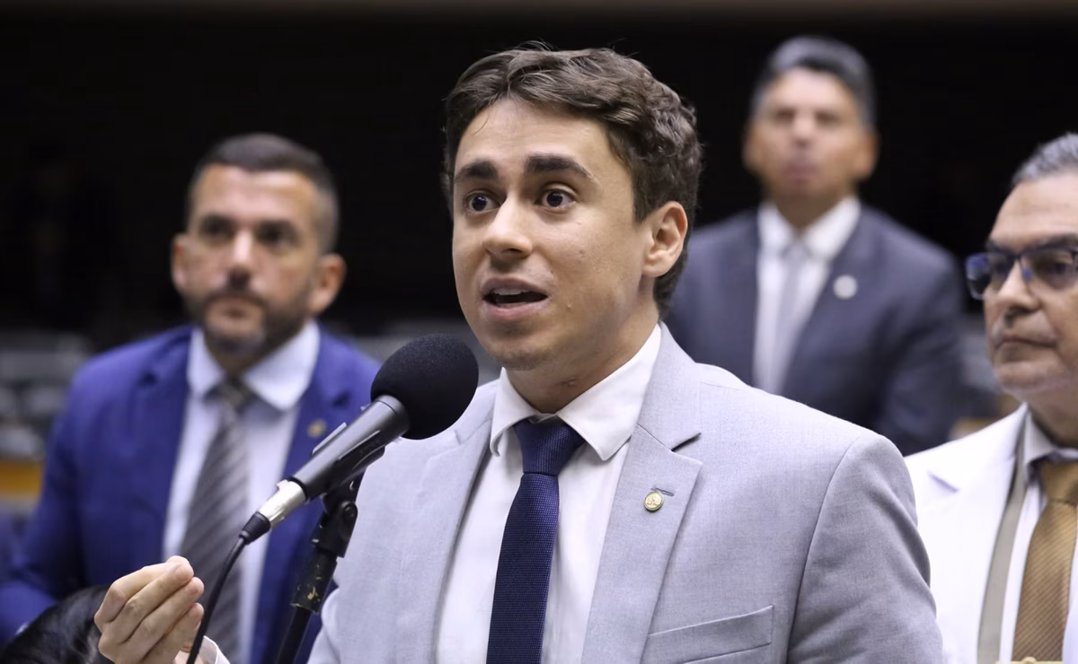 O deputado federal Nikolas Ferreira (PL-MG) manuseou o celular na frente do ex-presidente Jair Bolsonaro (PL)