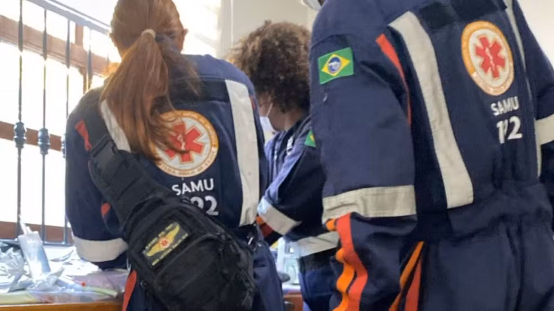 A criança vomitou e acabou broncoaspirando o próprio leite, o que pode ter causado a piora repentina do quadro