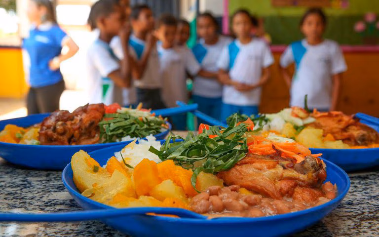 Proposta busca assegurar alimentação aos alunos da rede estadual também nos fins de semana