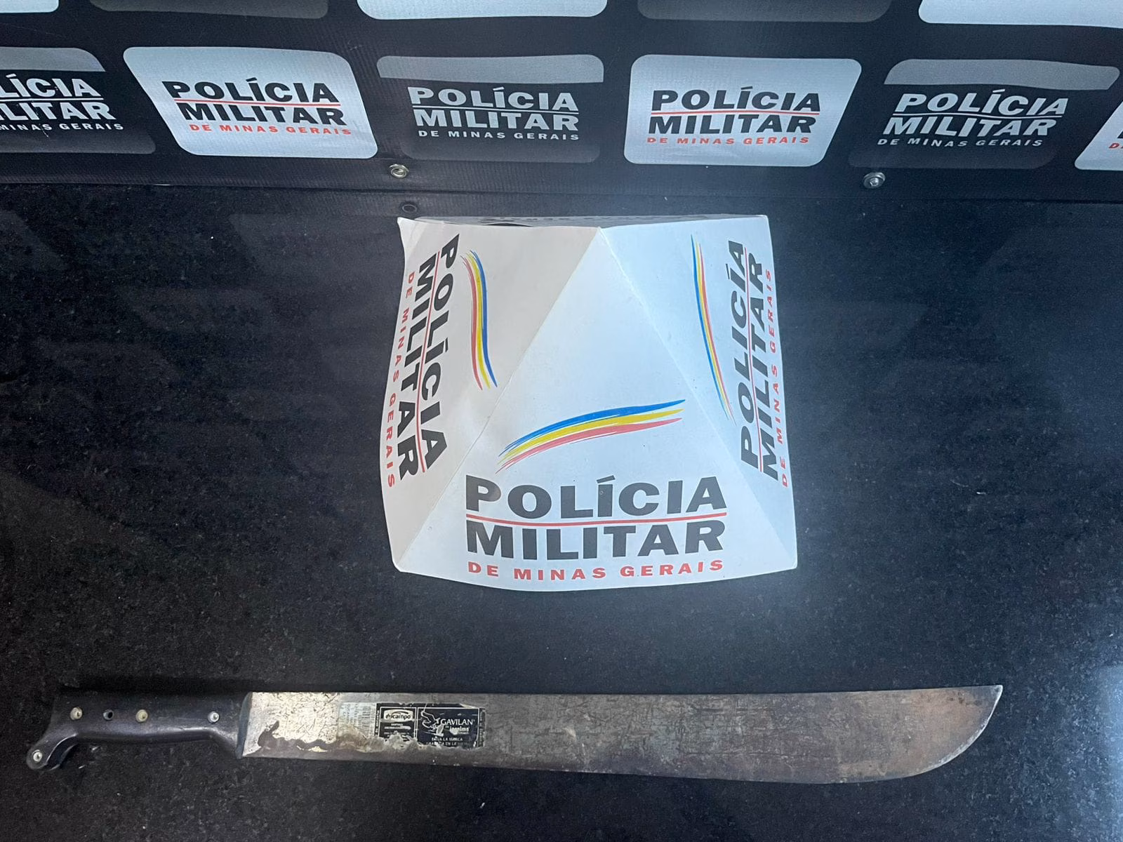 Segundo ela, o homem segurava um facão e riscava o chão com a lâmina para amedrontá-la, o que a fez procurar refúgio na casa de uma parente