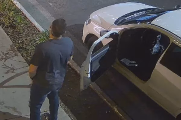 Imagens de câmeras de segurança flagraram o momento em que o policial civil ficou em frente ao prédio