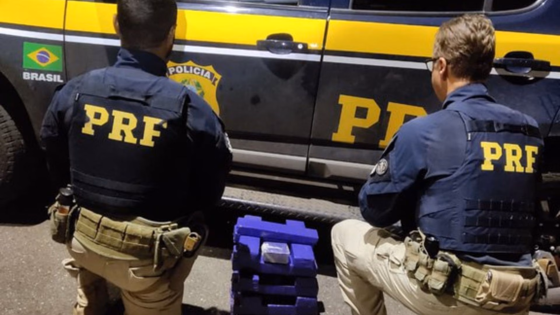 Depois de curto acompanhamento, os policiais conseguiram parar o veículo, que era conduzido por dois homens, de 25 e 21 anos, ambos sem carteira de habilitação