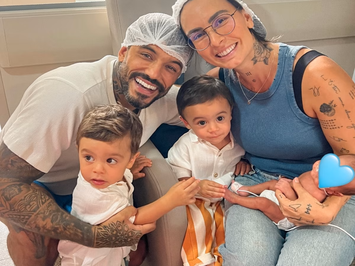 Grávida de gêmeos, a influenciadora precisou passar por um parto de emergência; um dos bebês morreu e o outro permanece internado