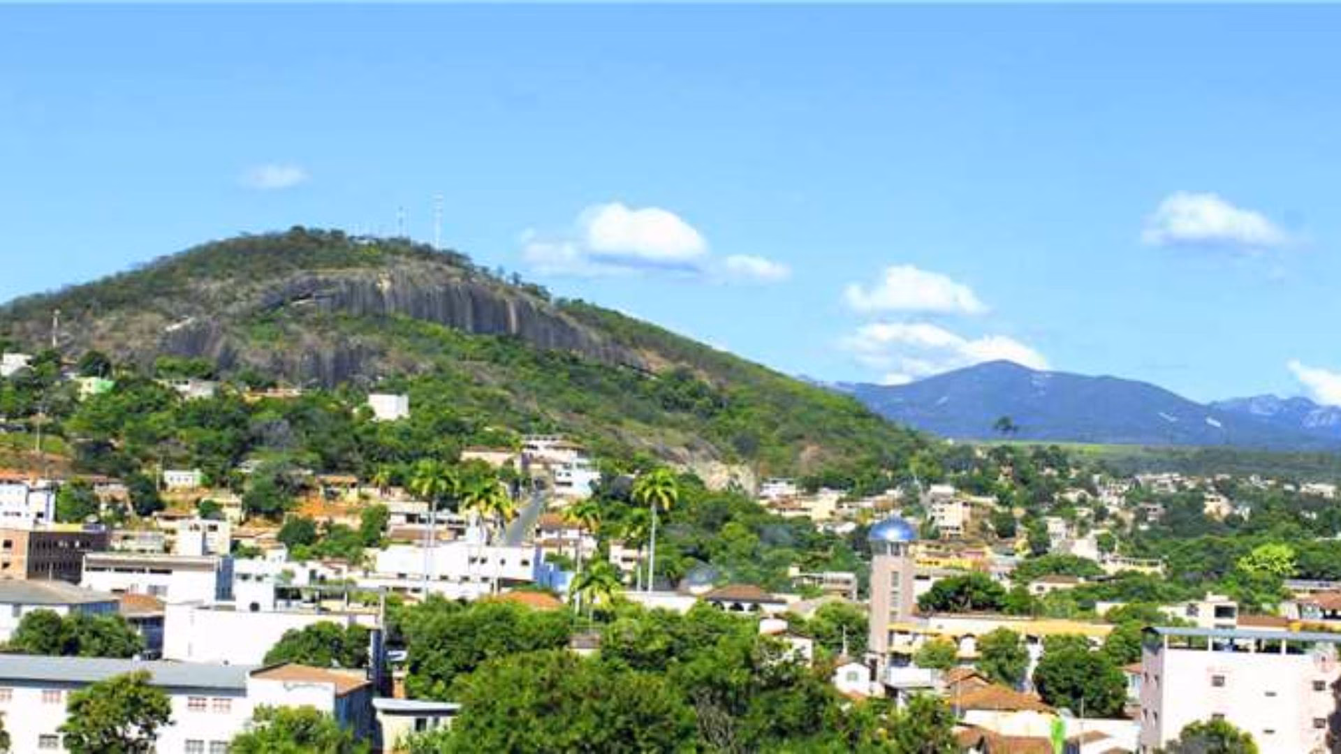 O crime foi classificado como motivado por razão torpe, cometido com extrema crueldade e por meio que dificultou a defesa da vítima, em contexto de violência doméstica e familiar contra a mulher, e todas essas qualificadoras foram reconhecidas pelo conselho de sentença