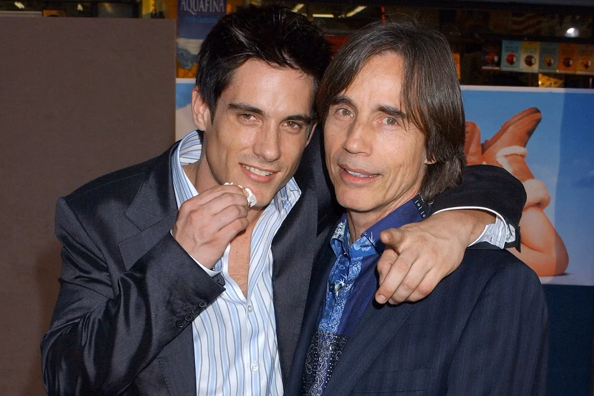 Ethan Browne ao lado do pai, Jackson Browne