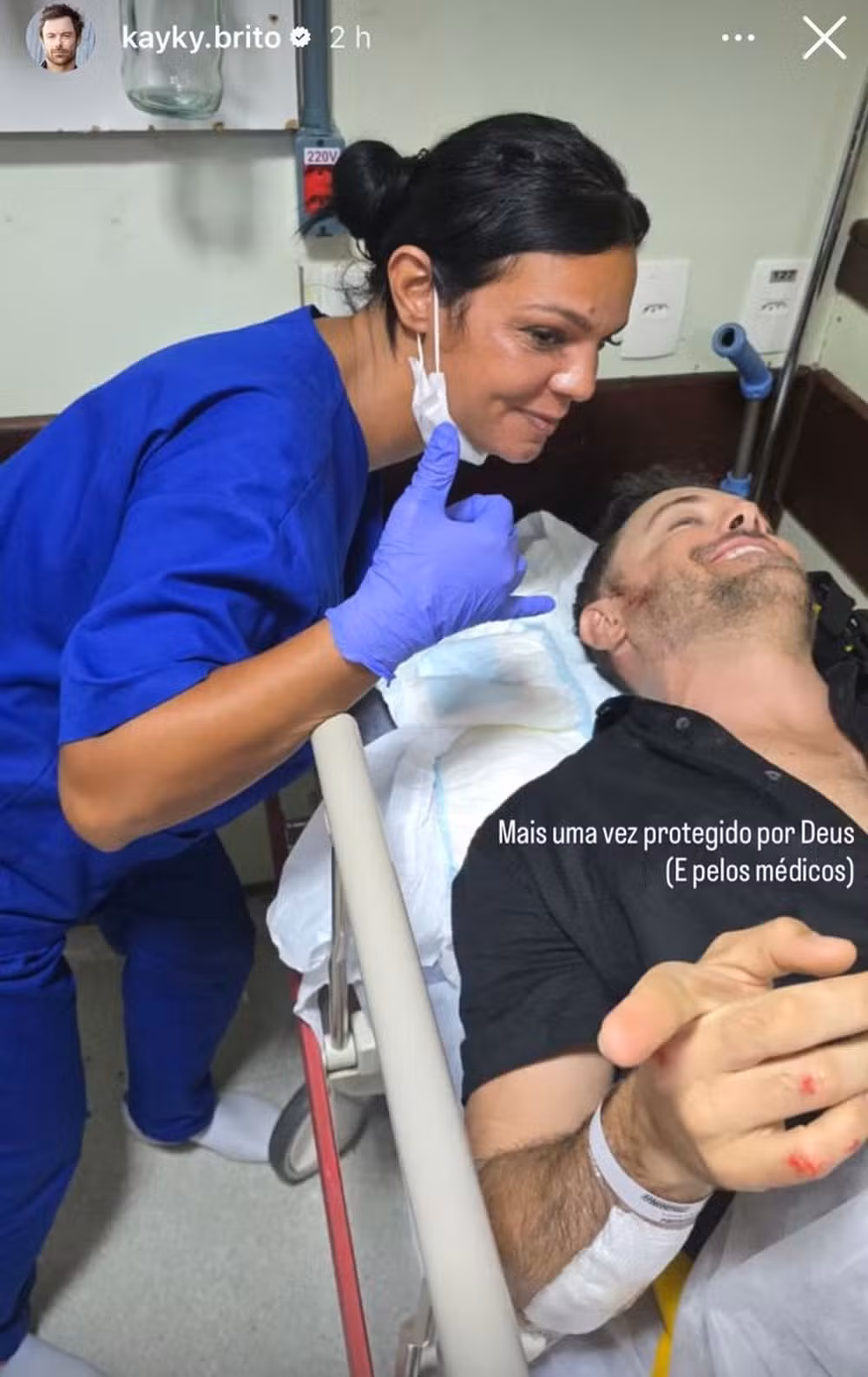 Sem entrar em detalhes sobre o ocorrido, o artista apenas mencionou que levou “alguns pontos”