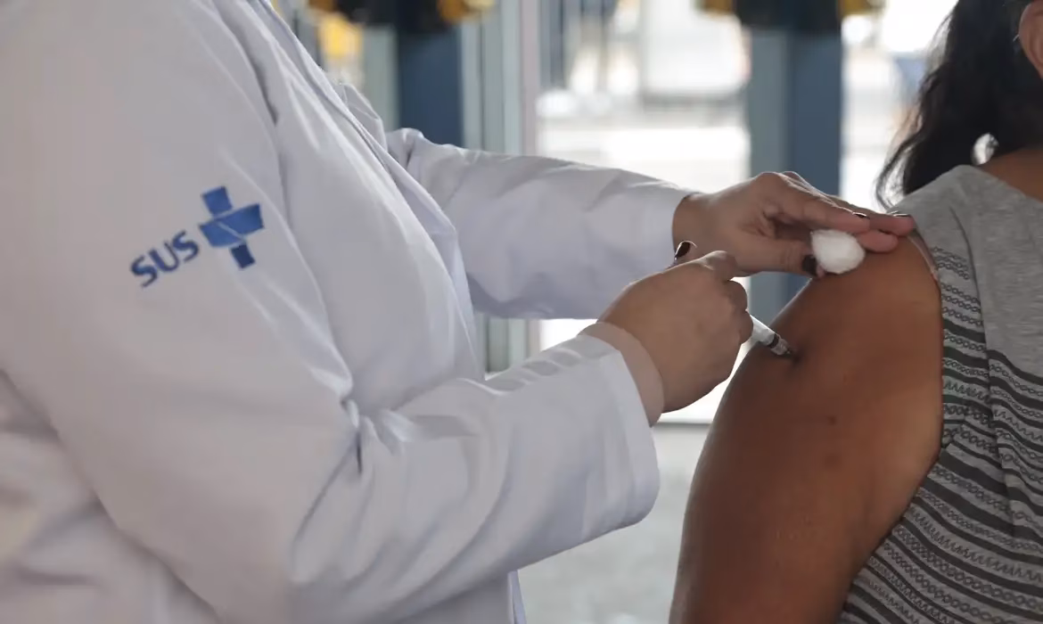 A disponibilização gratuita pelo SUS passou a ser possível após um acordo entre o Instituto Butantan e o laboratório fabricante, que permitiu a transferência de tecnologia