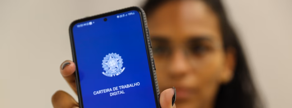 A ferramenta permite acompanhar vagas em tempo real, aplicar filtros por cidade ou cargo e enviar currículos diretamente pelo celular

Outra opção é o Portal Emprega Brasil, que também concentra as oportunidades atualizadas