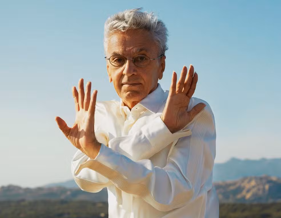 Caetano Veloso faz show neste sábado (29) no Espaço Unimed com a turnê Caetano nos Festivais, em apresentação única na cidade