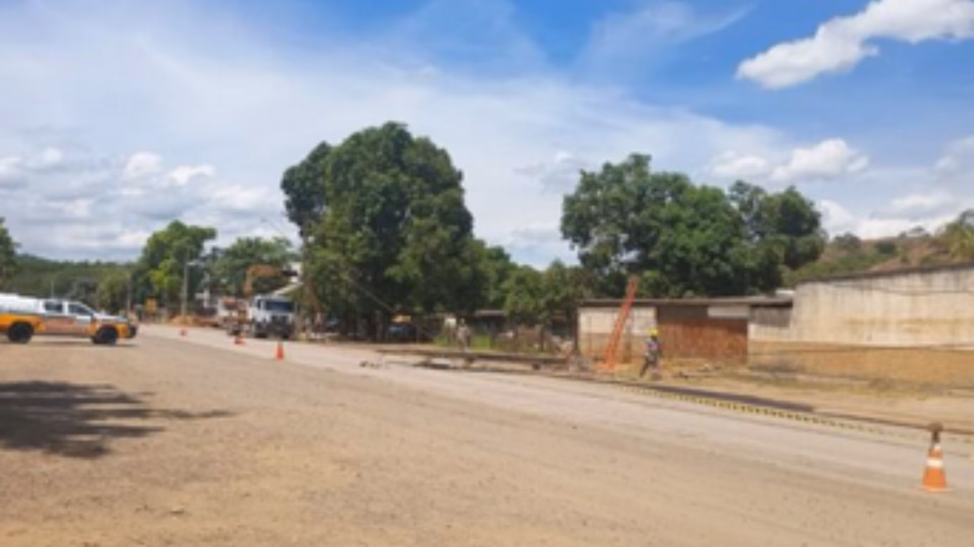 A pista só foi desbloqueada após a chegada das equipes da Cemig e de uma empresa terceirizada, encarregadas das medidas de segurança e dos reparos na rede elétrica