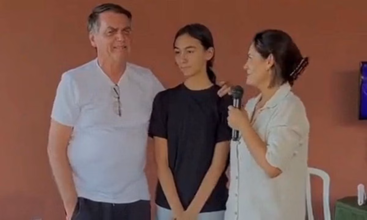 Primeira viagem de Laura (ao centro) está prevista para depois do término da prisão domiciliar de Bolsonaro